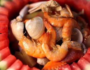 吃瓜可以吃虾尾吗,吃瓜也能搭配虾尾？探索夏日美食新风尚