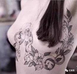 纹身网红女孩吃瓜