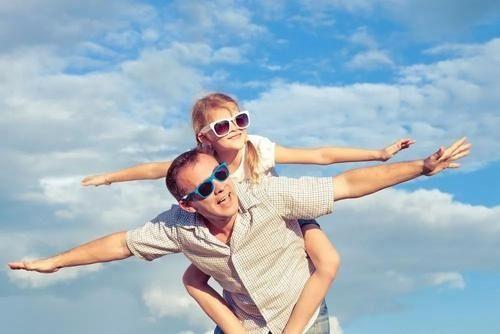 接孩子放学吃瓜,接孩子回家，共享甜蜜吃瓜时光