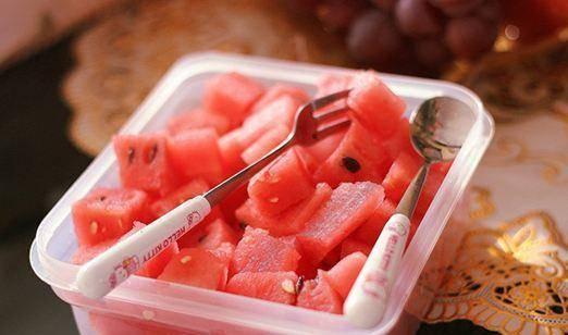 女子在家中吃瓜,女子家中惬意享受夏日美食时光