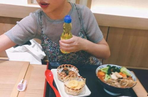 喝完汽水吃瓜,喝完汽水，尽享瓜果清凉时刻