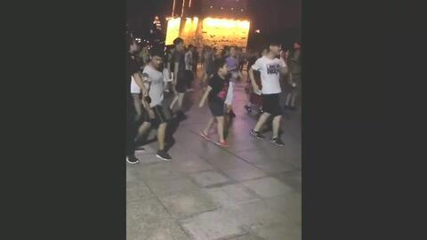 女朋友吃瓜生气,女友吃瓜引发的甜蜜生气记