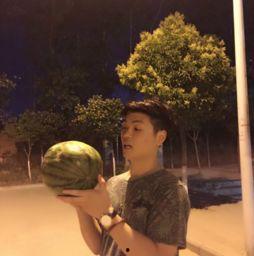 美丽的吃瓜少年,一场视觉与味蕾的双重盛宴